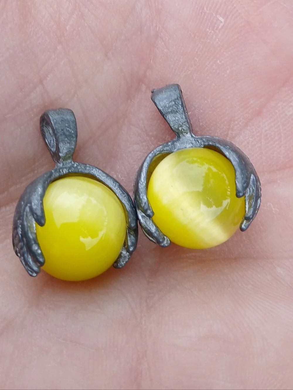 New 2pc Hands Holding Yellow Cat Eye Sphere Pendant.